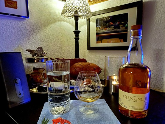 Flasche, Whiskyglas und Wasserglas
