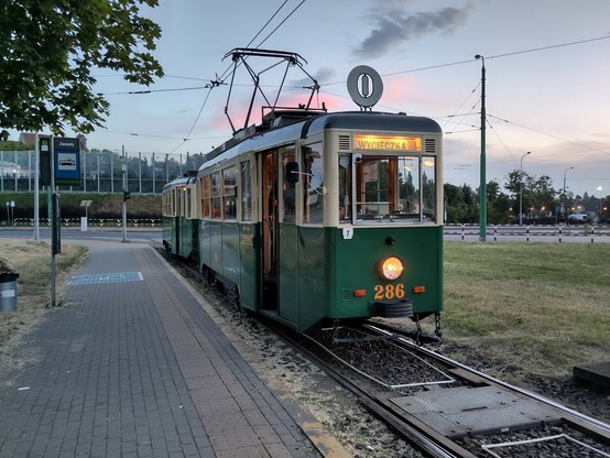 Historische Tram bei Sonnenuntergang in Poznań 