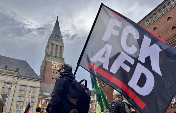 Fahne „FCK AFD“ auf dem Kieler Rathausplatz vor dem Rathausturm