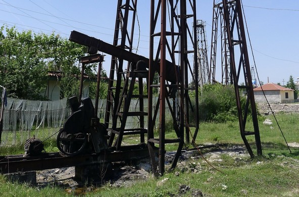 Ölförderung, Verrostete Ölpumpe und Turm