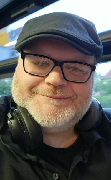 Selfie von mir, im Bus, mit Schiebermütze und Kopfhörer um den Hals.

Schwabedup