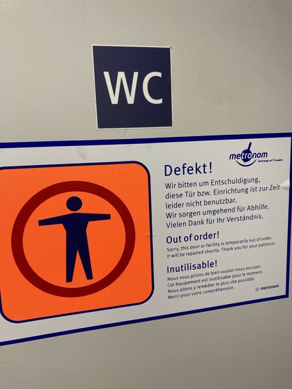 Eine von vielen WC-Türen (allen WC-Türen) mit einem Aufkleber ‚defekt‘