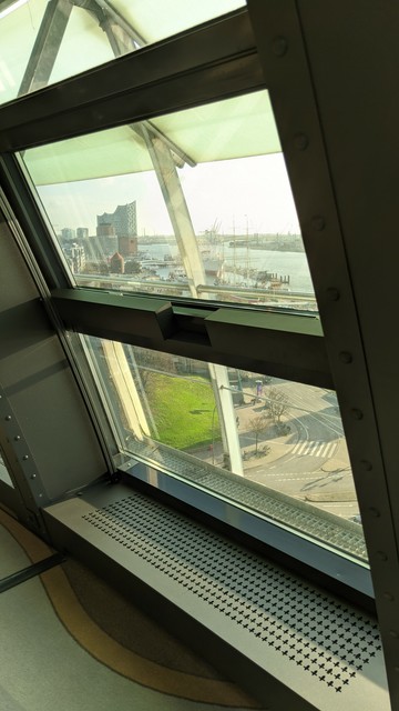 Blick aus dem Hotel Hafen Hamburg auf den Hamburger Hafen.